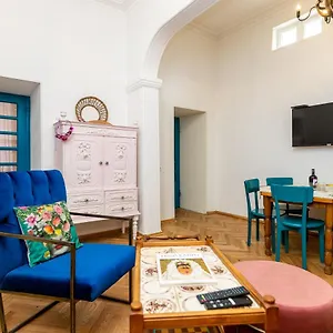 casa-frida-exceptional-stay-in-old-town.alltbilisihotels.com/
